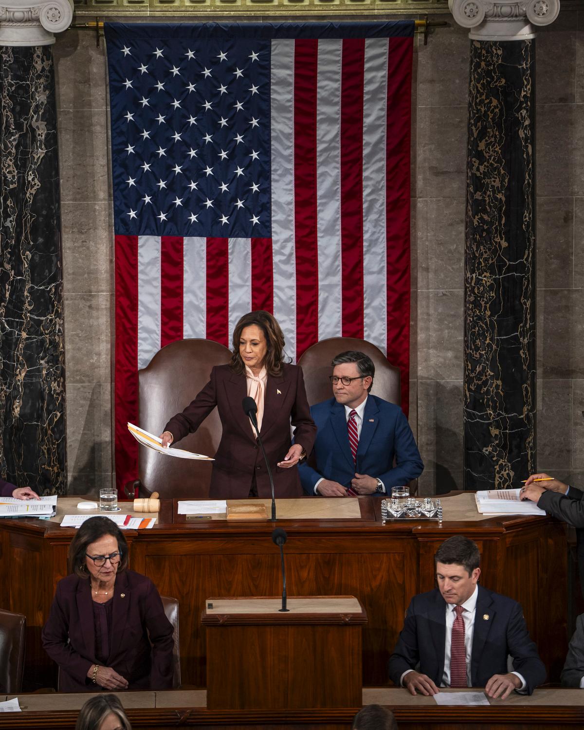 Day in Photos: Congress Certifies Trump’s Victory, Trudeau Resigns, Snowstorm in Washington