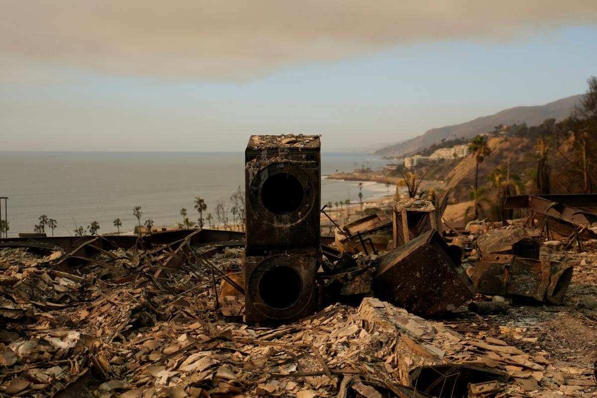 Dozens of Firefighters From Alberta and BC to Deploy in California, Federal Minister Says