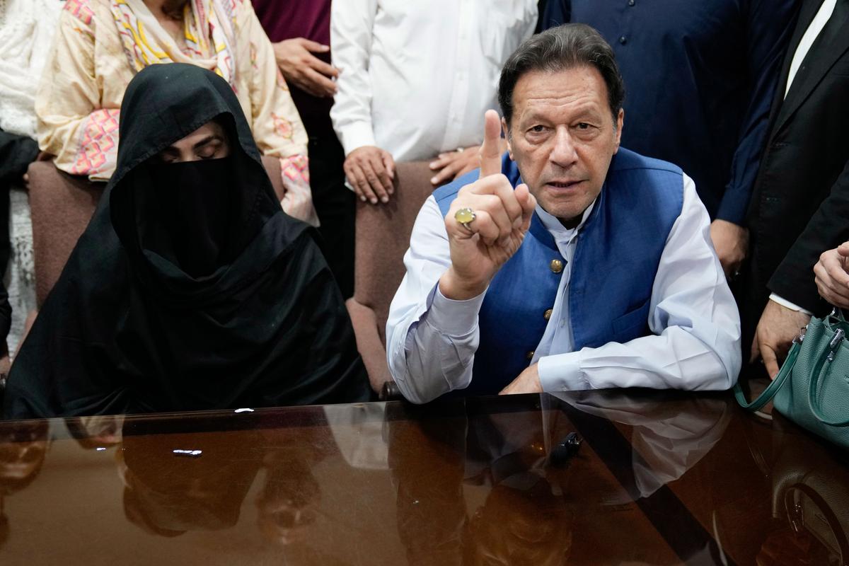 Former Pakistani Prime Minister Imran Khan and Wife Sentenced to Prison on Corruption Charges