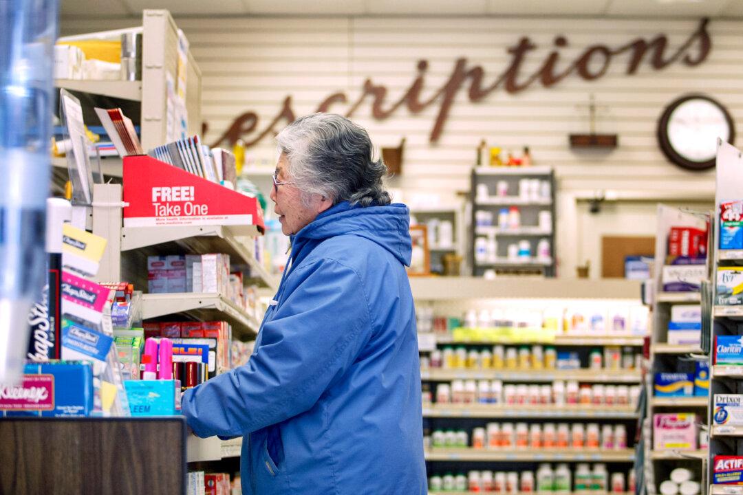 An elderly woman waits for her prescription at Ballin Pharmacy in Chicago on May 3, 2004. (Tim Boyle/Getty Images)