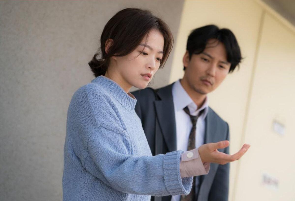 Kang-soo (Kim Nam-gil) meets Mi-so (Chun Woo-hee), in “One Day.” (GJW+)