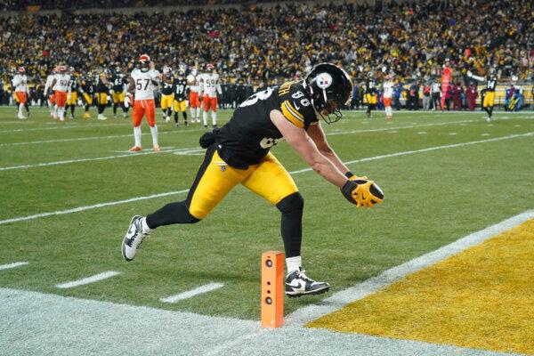 Pittsburgh Steelers tight end Pat Freiermuth (88) scores a touchdown during the second half of an NFL football game against the Cincinnati Bengals in Pittsburgh on Jan. 4, 2025. (Matt Freed/AP Photo)