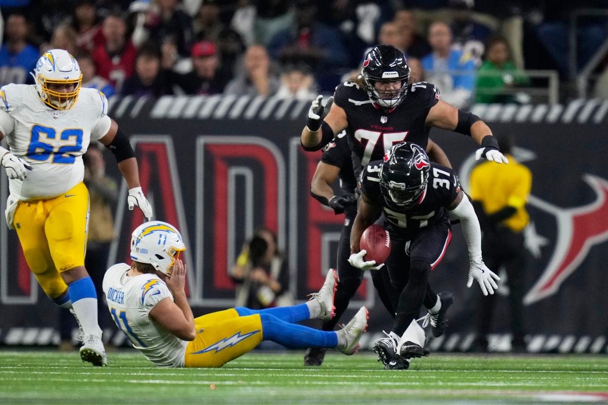 Texans Get 2 Points on Blocked Extra Point Return vs. Chargers, 1st in NFL Playoff History