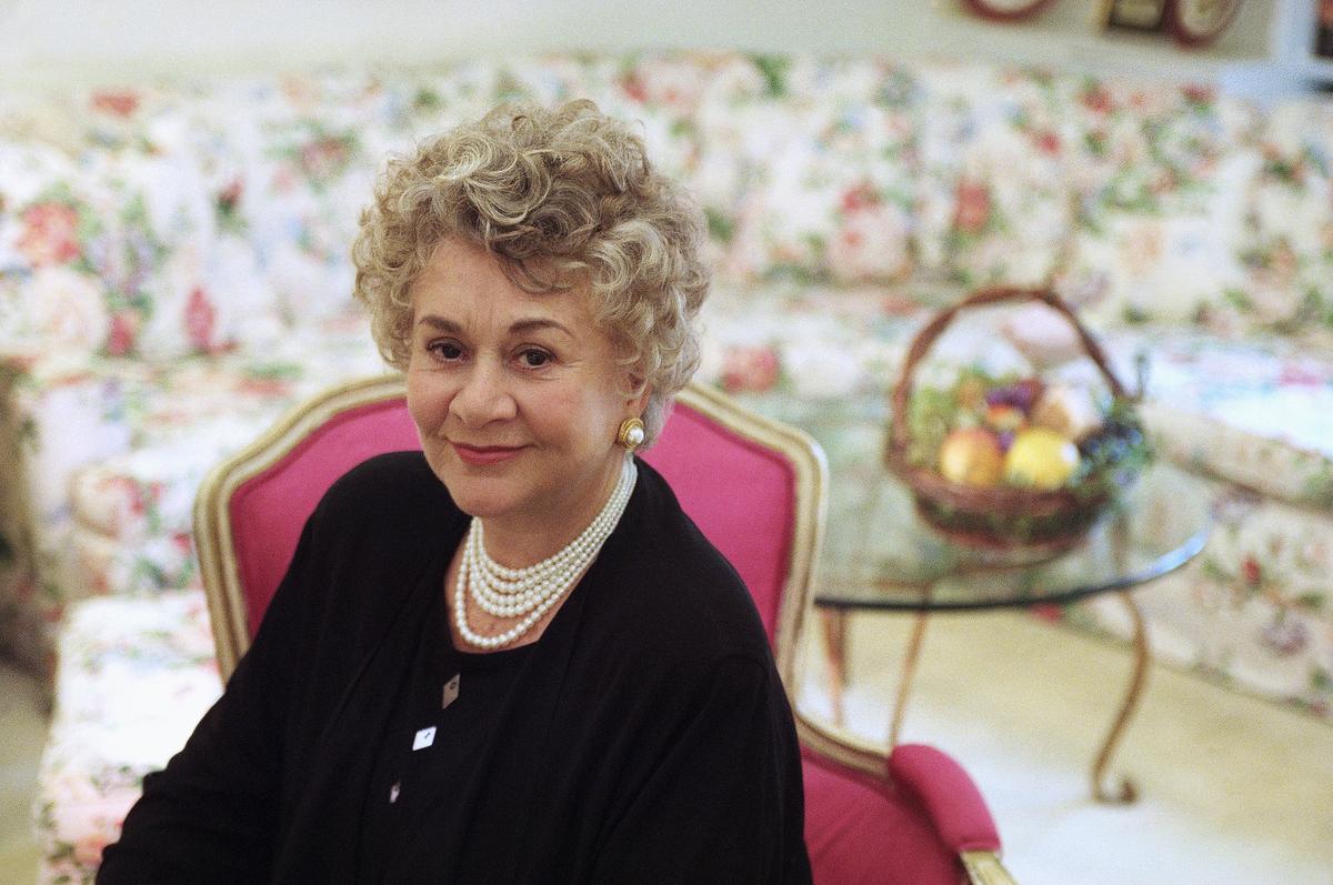 Tony Award-Winning British Actor Joan Plowright, Widow of Laurence Olivier, Dies at 95