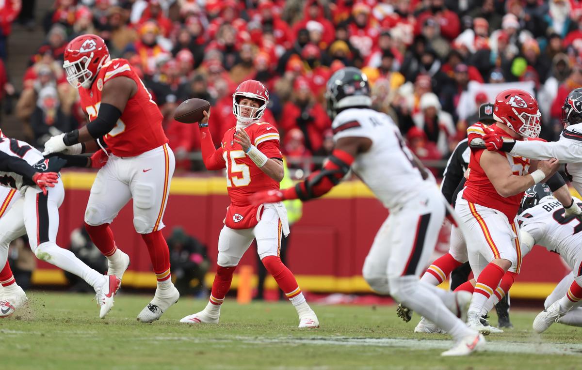 Mahomes and Kelce Help Chiefs to a 23–14 Win Over Texans and Another AFC Title Game Trip