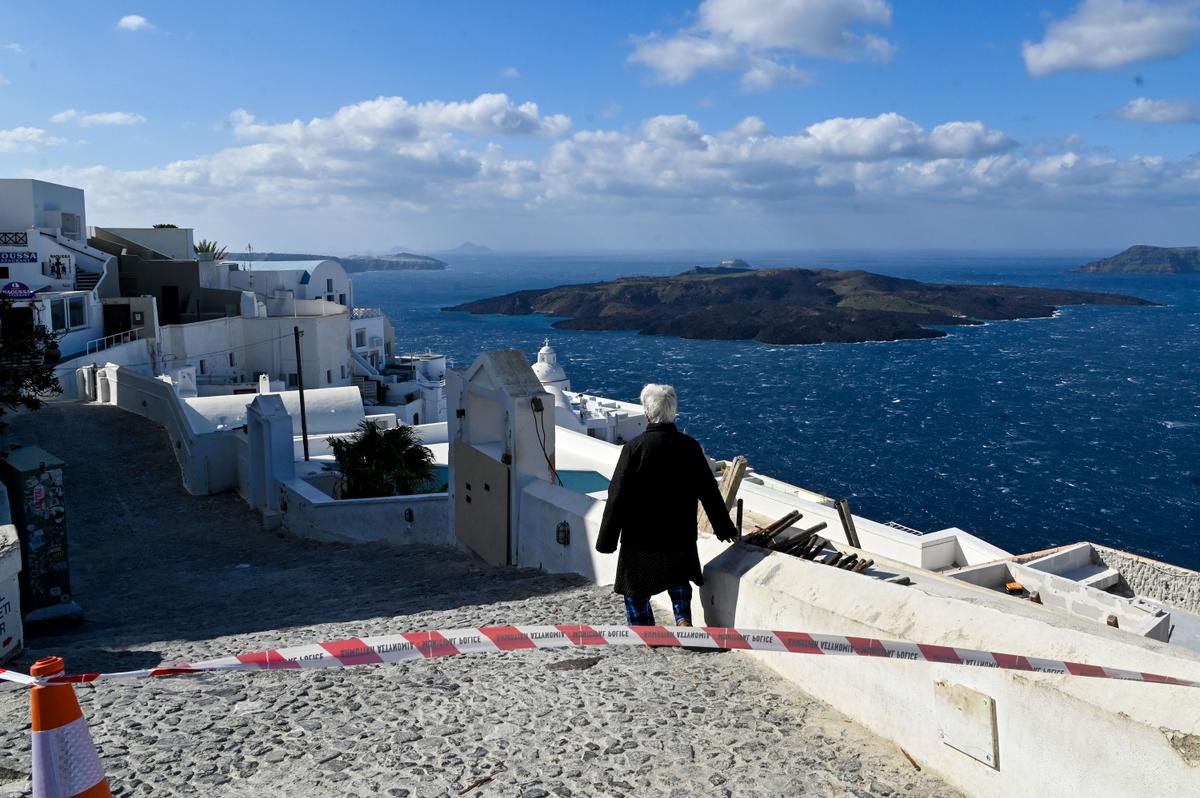 Greece Declares State of Emergency Over Santorini Earthquakes