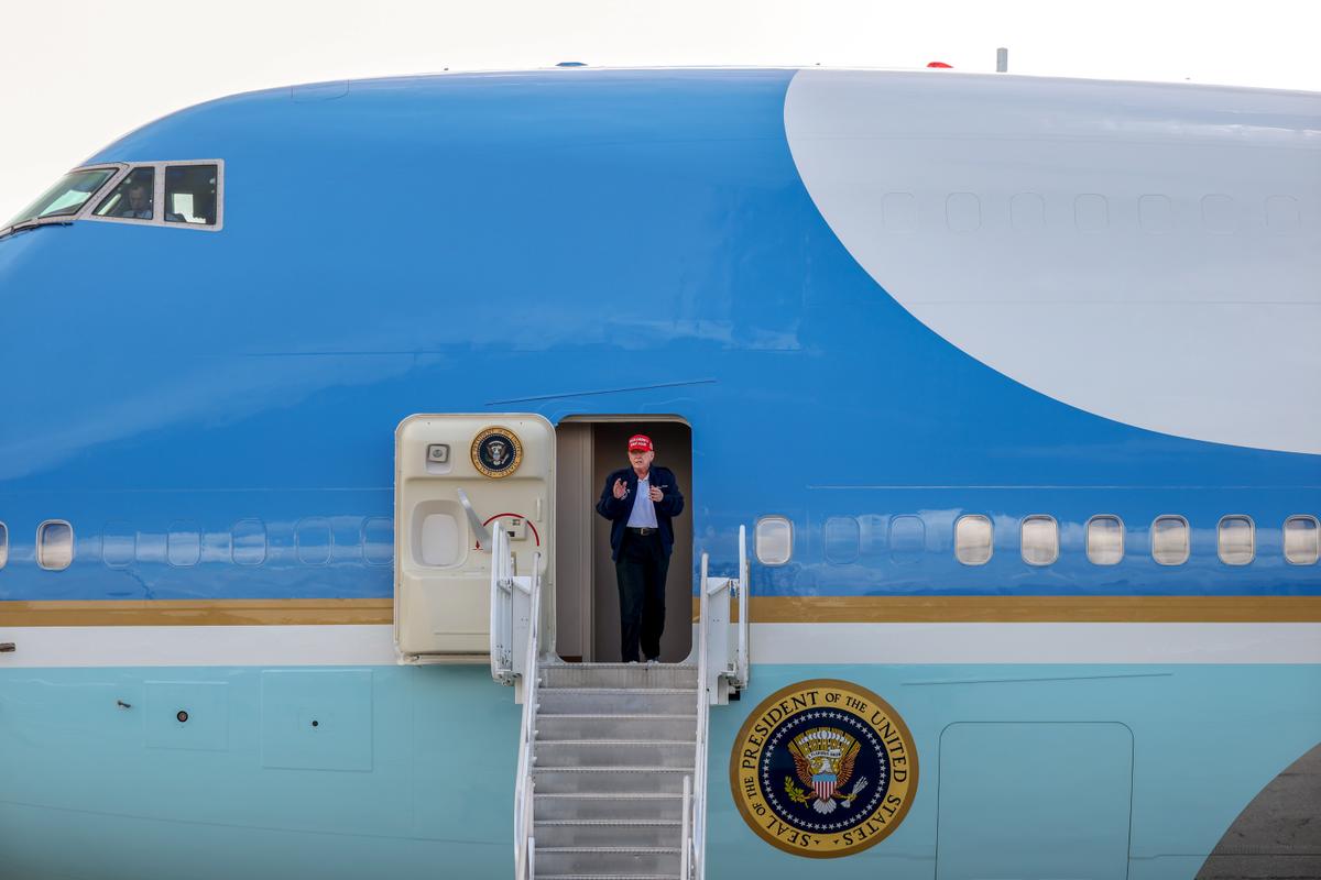 Trump Considers Buying Used Plane as Boeing Delays Air Force One Delivery