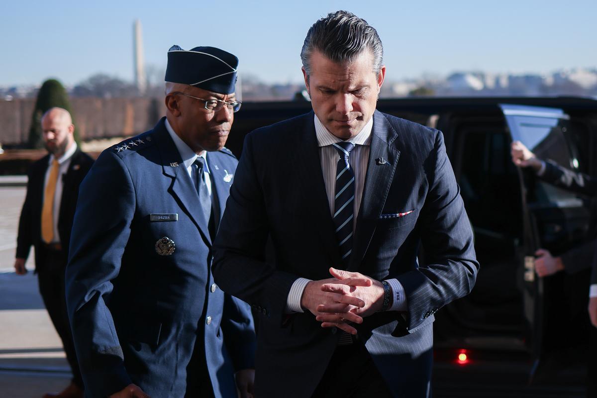 Former Pentagon Chiefs Demand Congressional Hearings on Trump’s Removal of Top Military Leader