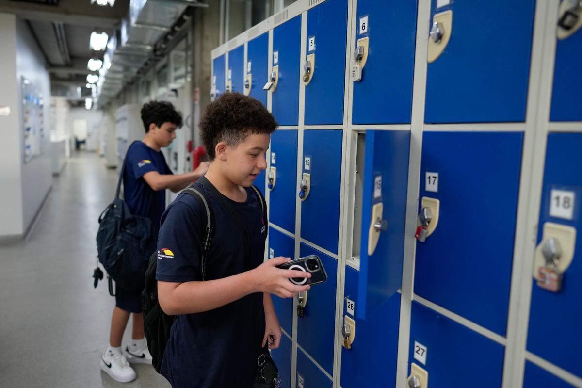 New Law in Brazil Is Making Students Put Away Their Smartphones at School