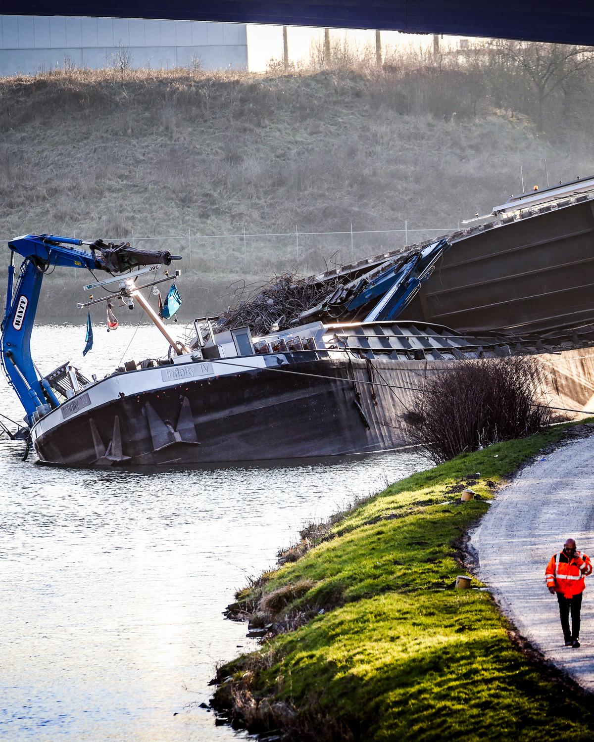 Day in Photos: Bridge Collapse in Belgium, Police Raids in Ecuador, and Polar Bear Twins