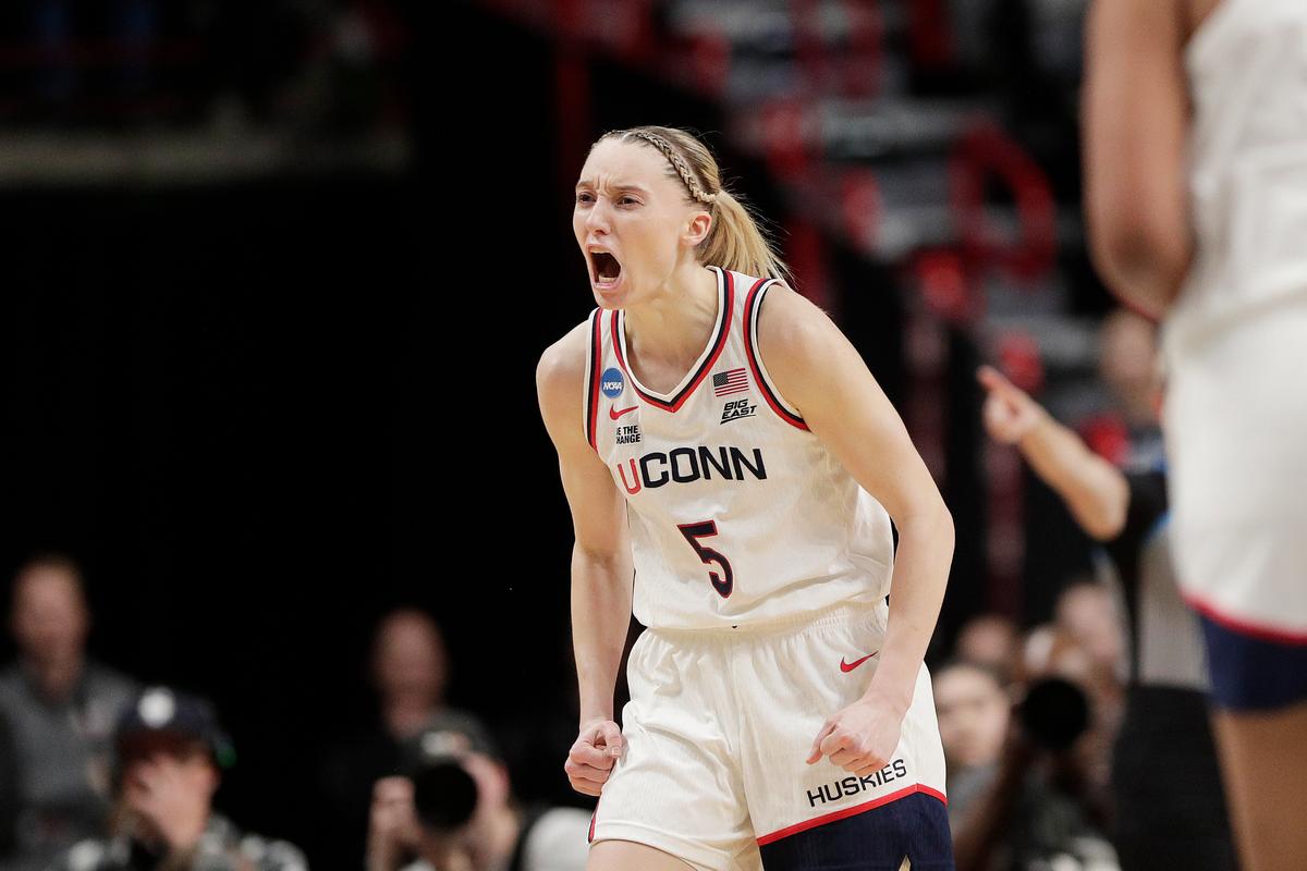 Bueckers Has Career-High 40 to Lead One-Woman March Madness Rout for UConn, 82–59 Over Oklahoma