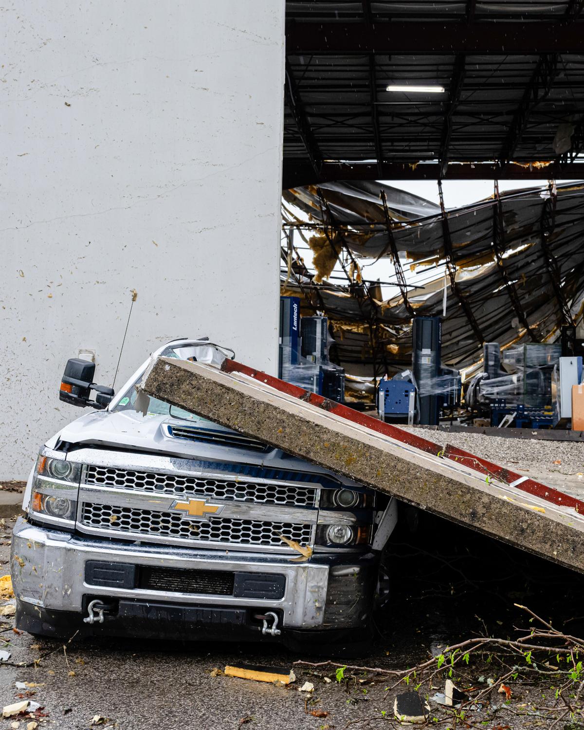 Day in Photos: Storms and Tornadoes in US, Search for Migrants in Greece, and Tulip Garden