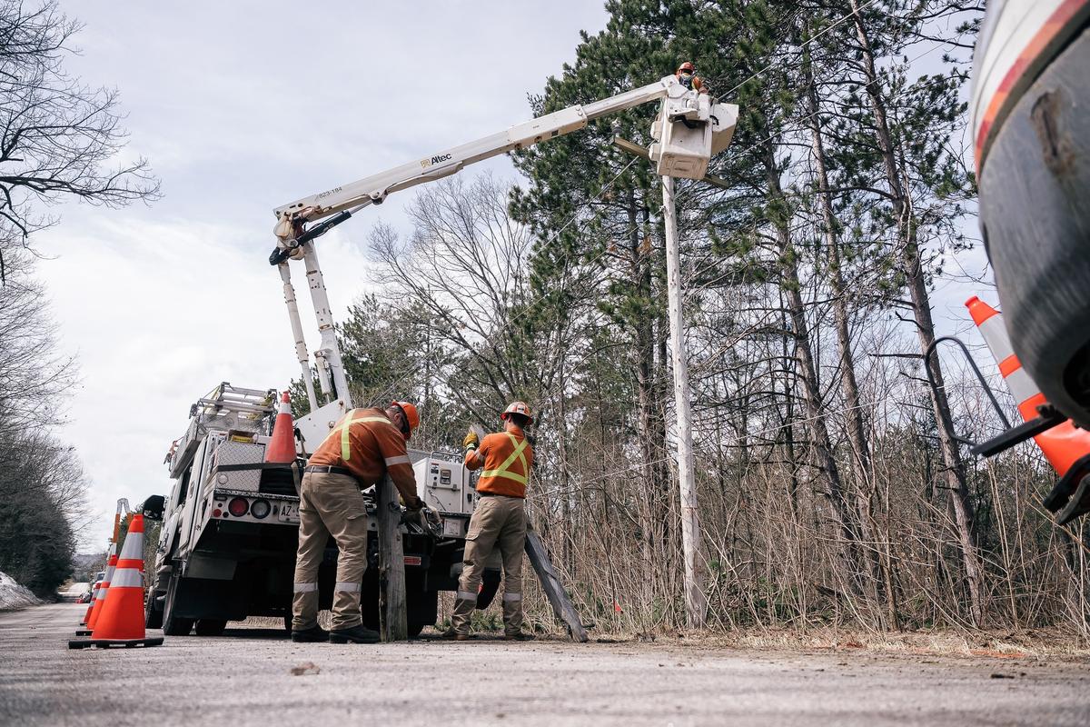 44,000 Hydro One Customers Remain Without Power a Week After Ontario Ice Storm