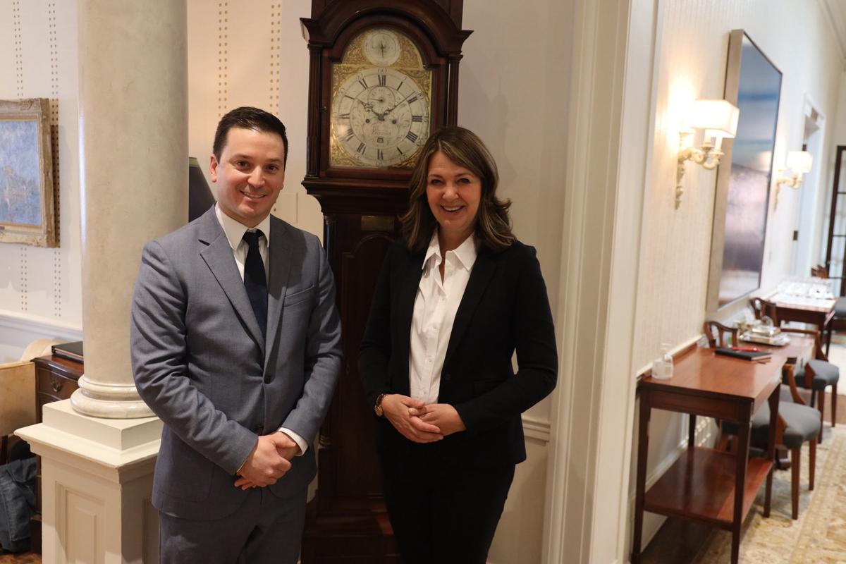 Alberta Premier Smith Discusses ‘Provincial Jurisdiction’ With Quebec Minister