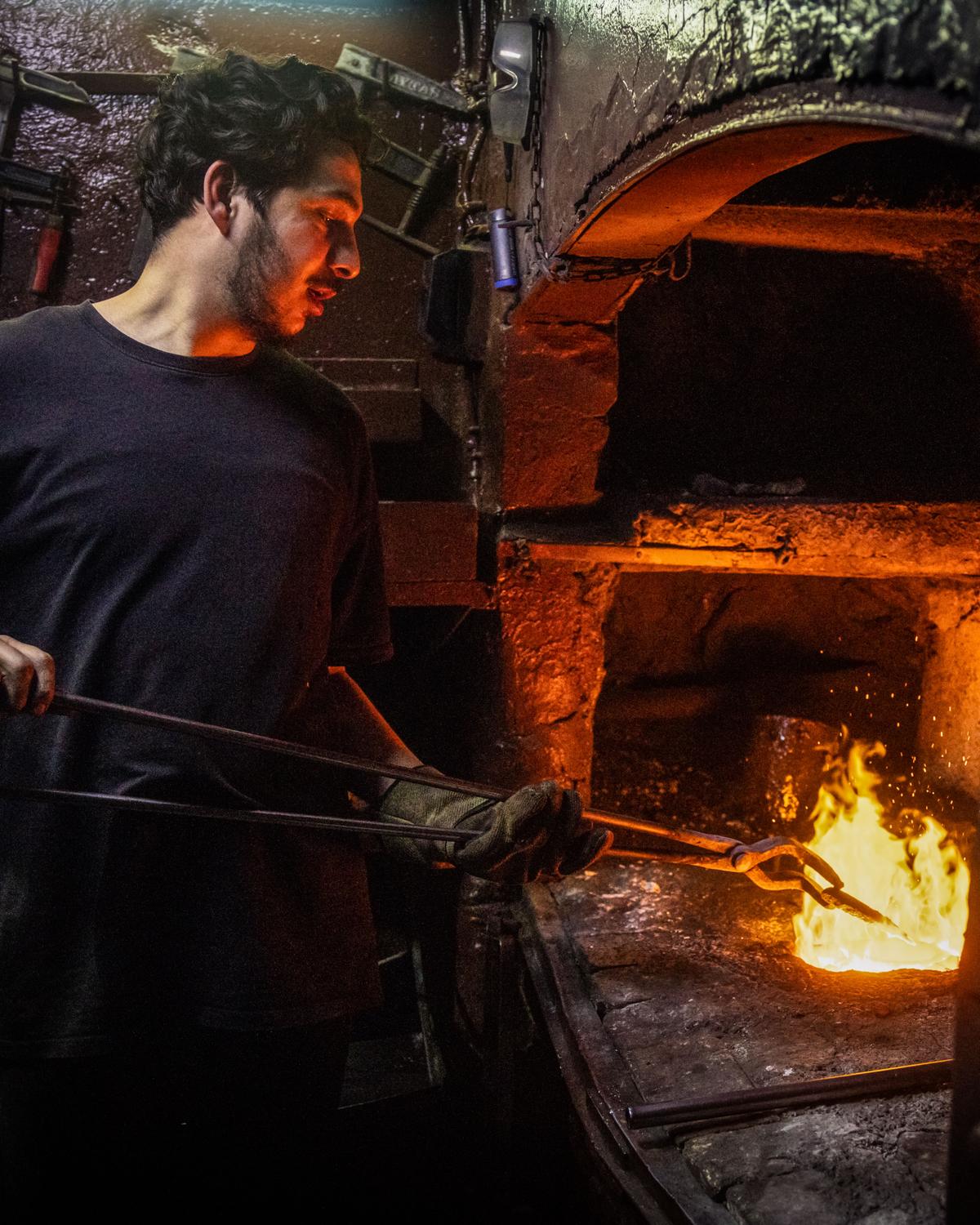 Day in Photos: Gold Prices, Spring Snowfall in Europe, and Easter Market in Vienna