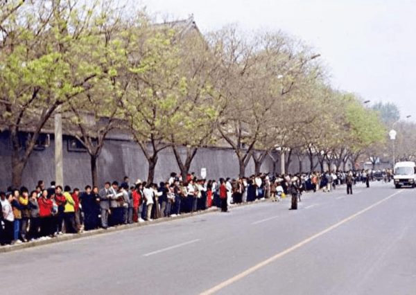 More than 10,000 Falun Gong practitioners gather on Fuyou Street in Beijing on April 25, 1999. (Courtesy of Minghui.org)