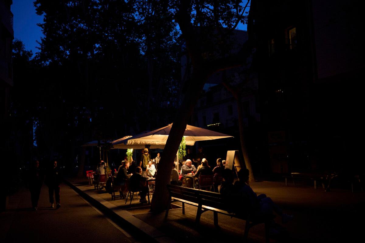 Customers dine in a restaurant illuminated by a generator during a blackout in Barcelona, Spain, on April 28, 2025. (AP Photo/Emilio Morenatti)