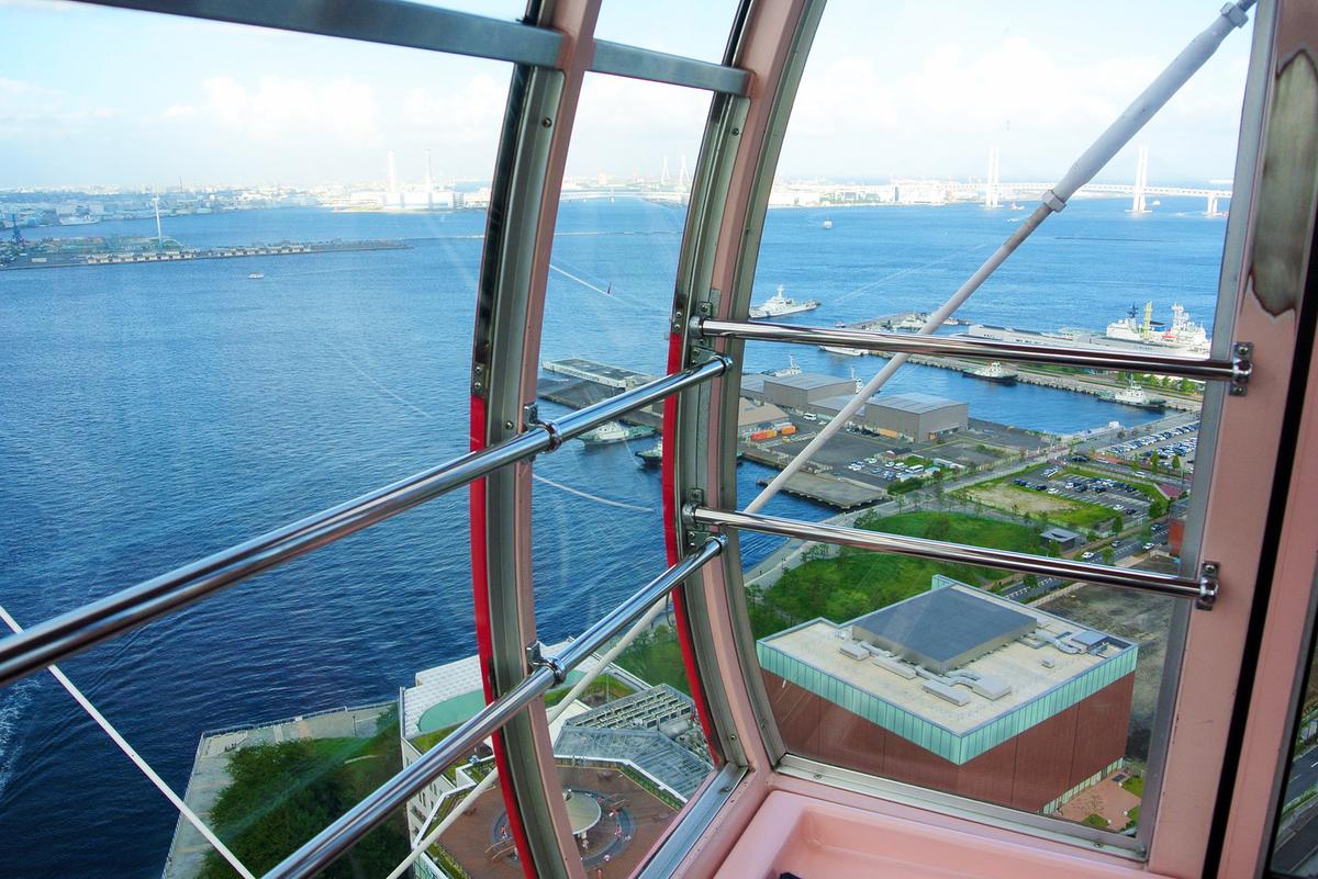 Riding the Cosmo Clock 21 also affords visitors breathtaking views of the harbor. When it was built in 1989, it was the largest Ferris wheel in the world. (Firn/Shutterstock)