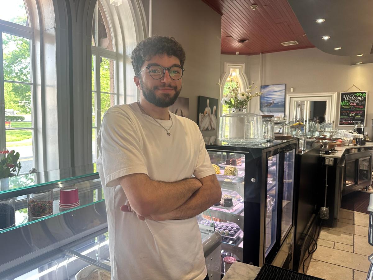 Residents in Edan Alexander’s Hometown Gather to Watch His Release by Hamas