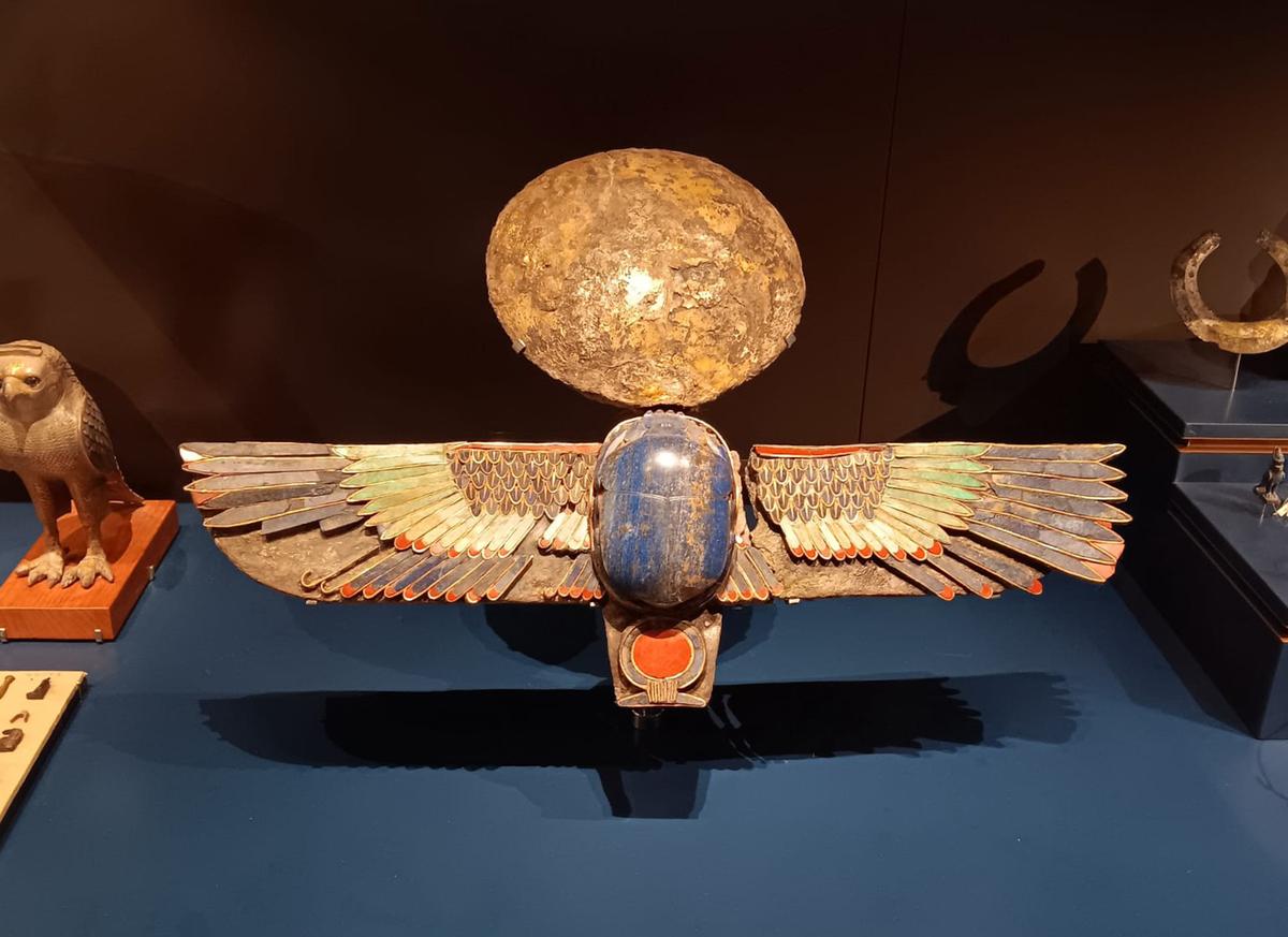 Gold and lapis lazuli stone scarab on display inside the New Kingdom exhibit at the Grand Egyptian Museum on April 25, 2025. (Autumn Spredemann/The Epoch Times)