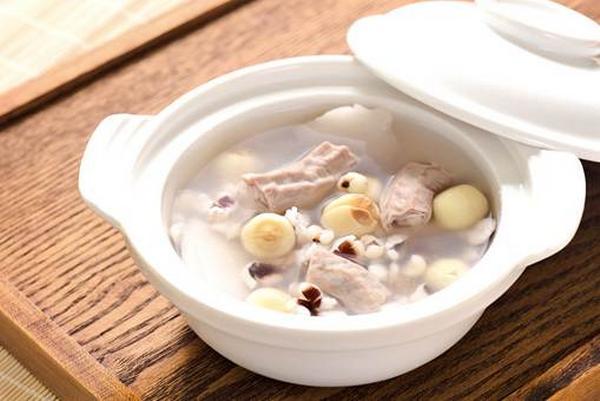 Four Herbs Soup (Si Shen Tang) is a classic herbal formula in traditional Chinese medicine. (Anne Gong/ The Epoch Times)