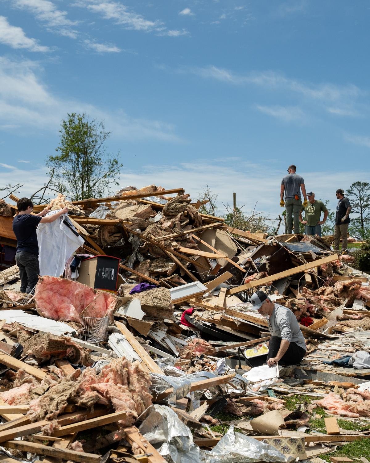 Day in Photos: Tornado Aftermath, Somali Suicide Bomber, and Pig and Run Race