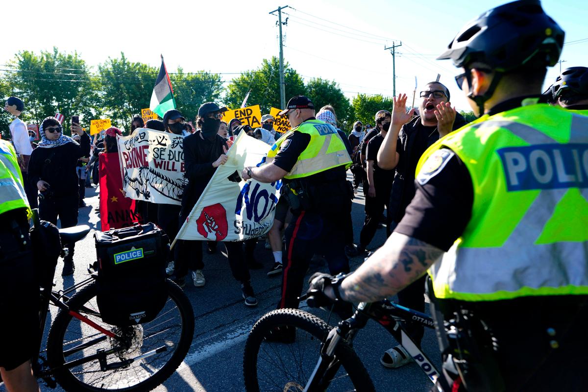 Ottawa Police Arrest 11 for Mischief, Assaulting Officers in Protest of Defence Trade Show