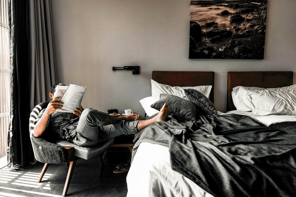 Solo travelers have the independence to choose whether to adventure or relax during their vacation. (Tamba Budiarsana/Pexels)