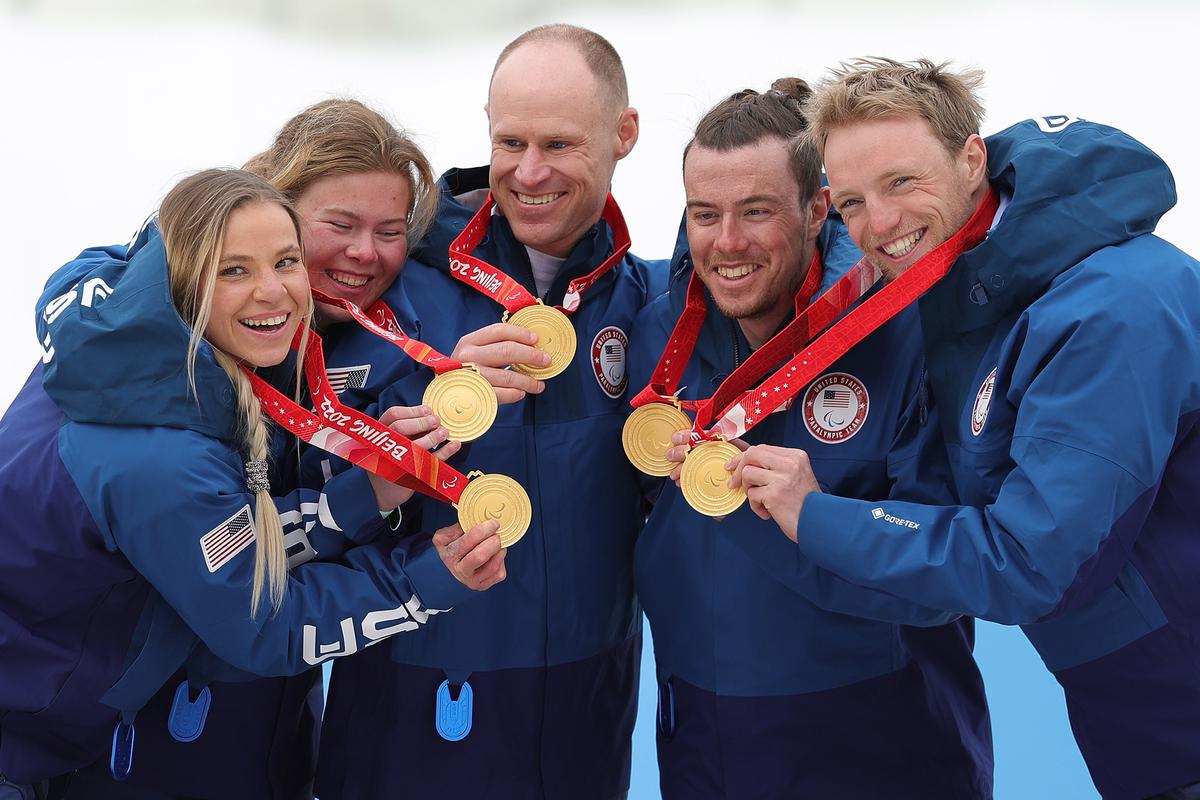 Cnossen (C) and his teammates pose with their gold medals following the Para Cross-Country Skiing Mixed 4 x 2.5km Relay during the Beijing 2022 Winter Paralympics. (Carmen Mandato/Getty Images)