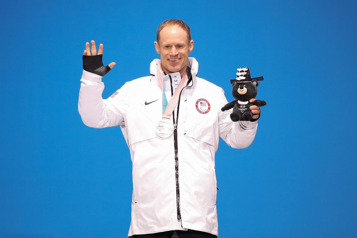 Cnossen with a silver medal he won at the PyeongChang 2018 Paralympic Games. (Lintao Zhang/Getty Images)