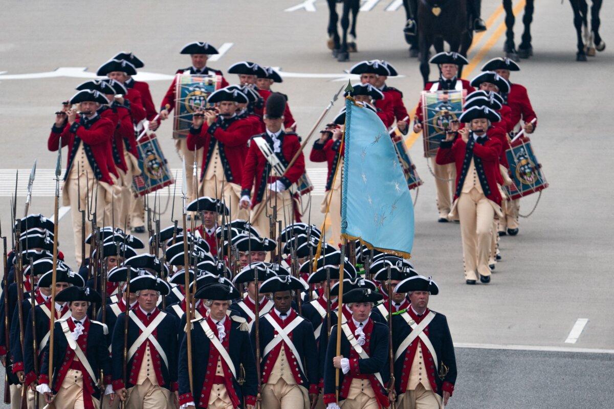 Members of the U.S. Army wearing the uniforms of the Commander-in-Chief's Guard from the Revolutionary War, followed by the U.S. Army Old Guard Fife and Drum Corps, march during the Army 250th Anniversary Parade in Washington on June 14, 2025. (Annabelle GORDON / AFP)