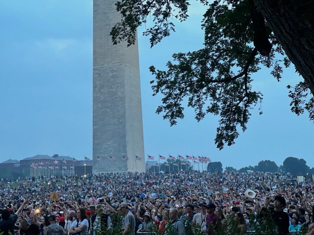 The crowd watching the parade marking the 250th birthday of the Army in Washington on June 14, 2025. (Epoch Times)