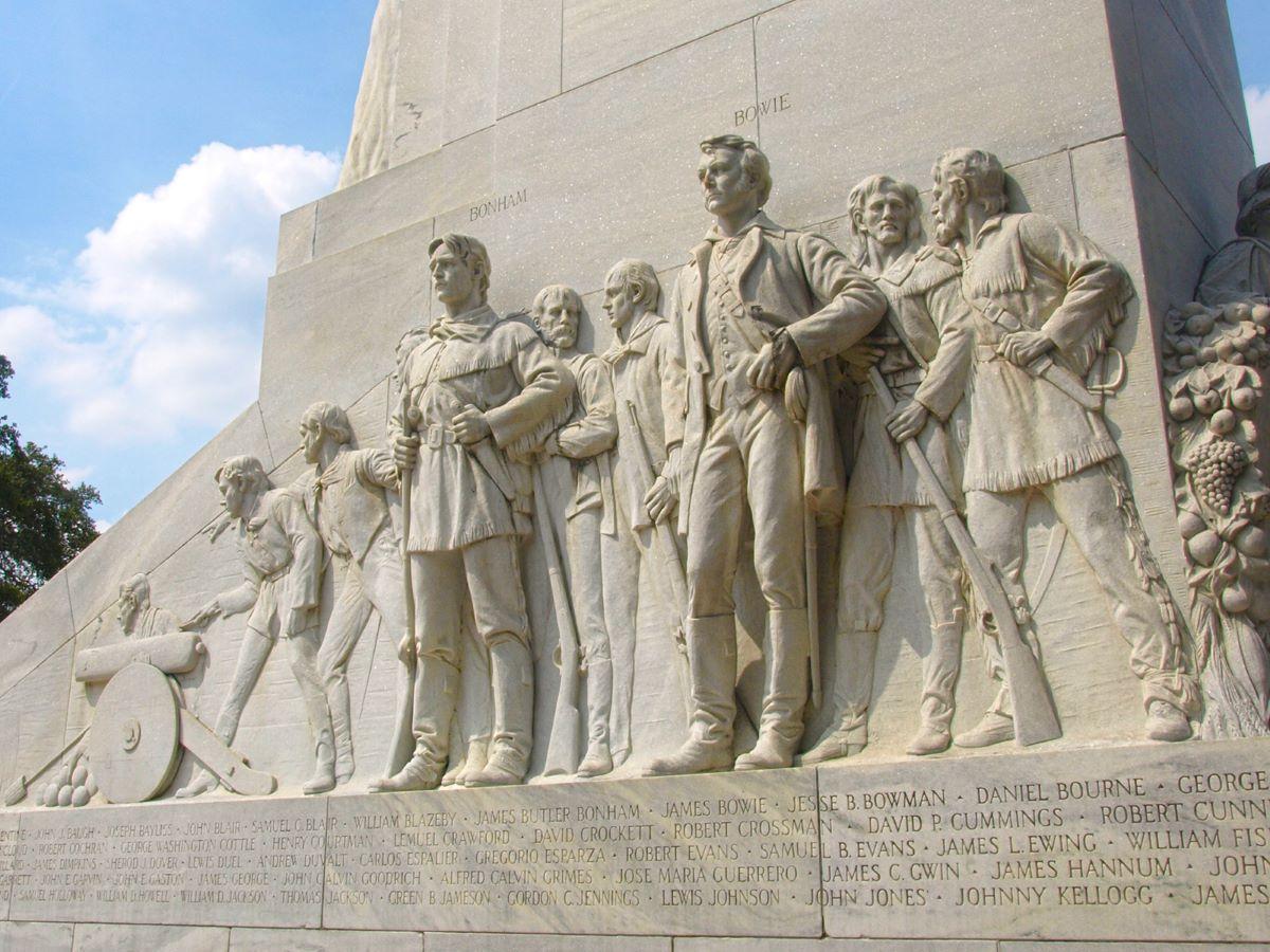 Alamo memorial with a close-up of its defenders. (<a href="https://commons.wikimedia.org/wiki/User:Gillfoto">gillfoto</a>/<a href="https://creativecommons.org/licenses/by-sa/4.0/">CC BY-S.A. 4.0</a>)