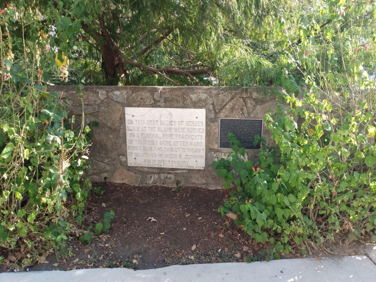 Plaque marking the spot where the bodies of Alamo occupiers were buried. (<a href="https://commons.wikimedia.org/wiki/User:ProtoplasmaKid">ProtoplasmaKid</a>/<a href="https://creativecommons.org/licenses/by-sa/4.0/">CC BY-SA.4.0</a>)