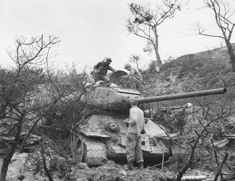 U.S. soldiers examine a T-34-85 tank captured from the North Korean forces. (Public Domain)