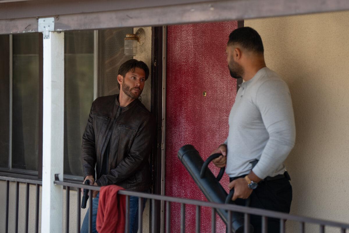 Mark Meachum (Jensen Ackles, L) and Lucas Finau (Uli Latukefu) pursue smugglers, in “Countdown.” (Amazon Prime/MovieStillsDB)