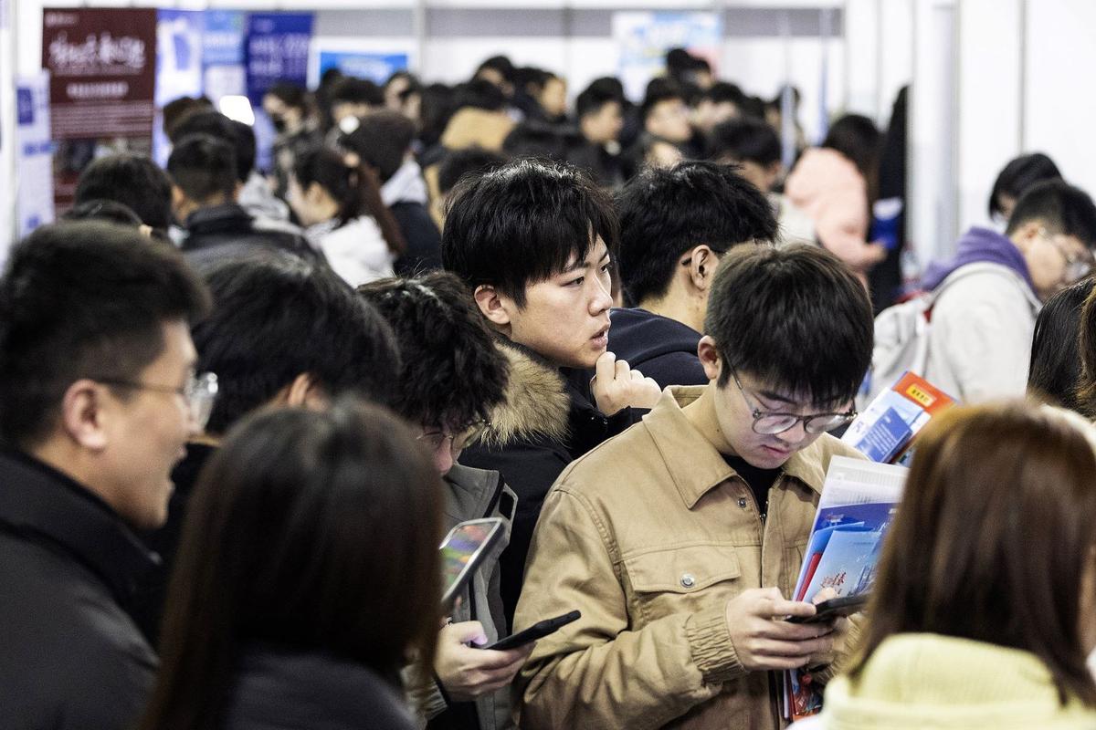China’s ‘Full-Time Grandchildren’ Trend Highlights Youth Unemployment