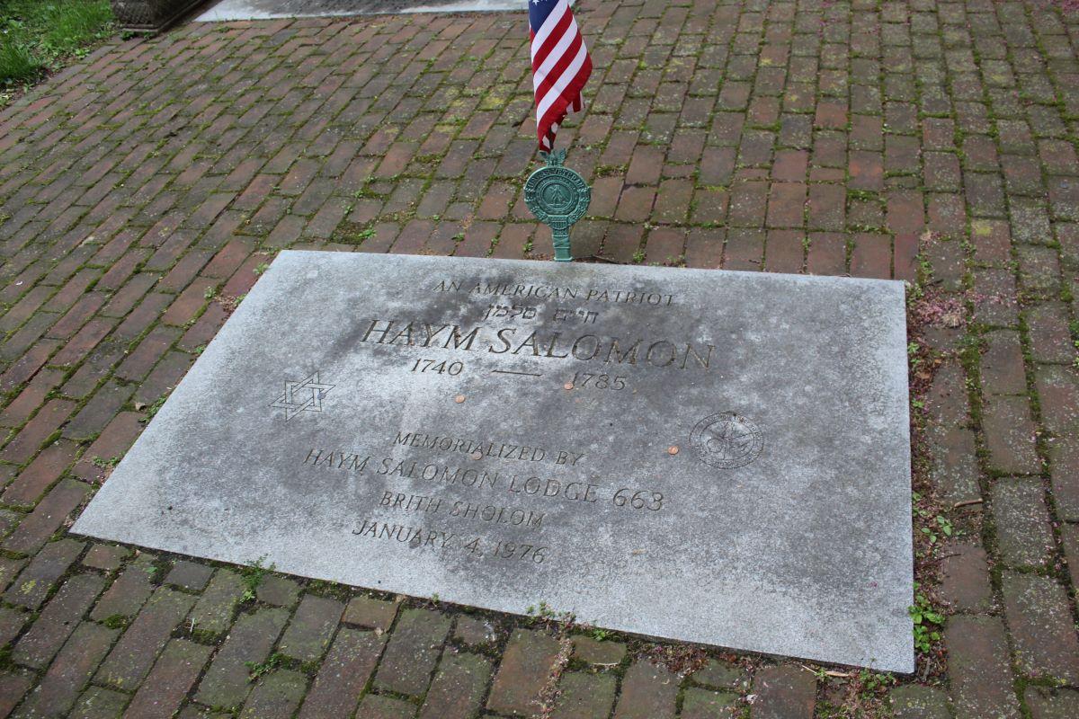 Haym Salomon marker, Mikveh Israel Cemetery, Philadelphia. (<a href="https://commons.wikimedia.org/wiki/User:Evrik">Evrik</a>/<a href="https://creativecommons.org/licenses/by/2.0/">CC BY 2.0</a>)