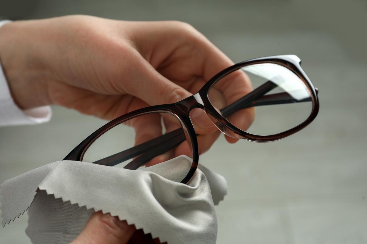 Worst and Best Ways to Clean Your Eyeglasses
