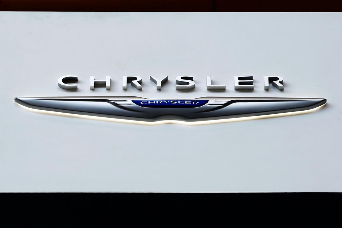 Chrysler Recalls Some 2022–2025 Pacifica and Voyager Vehicles to Fix Potential Airbag Issue