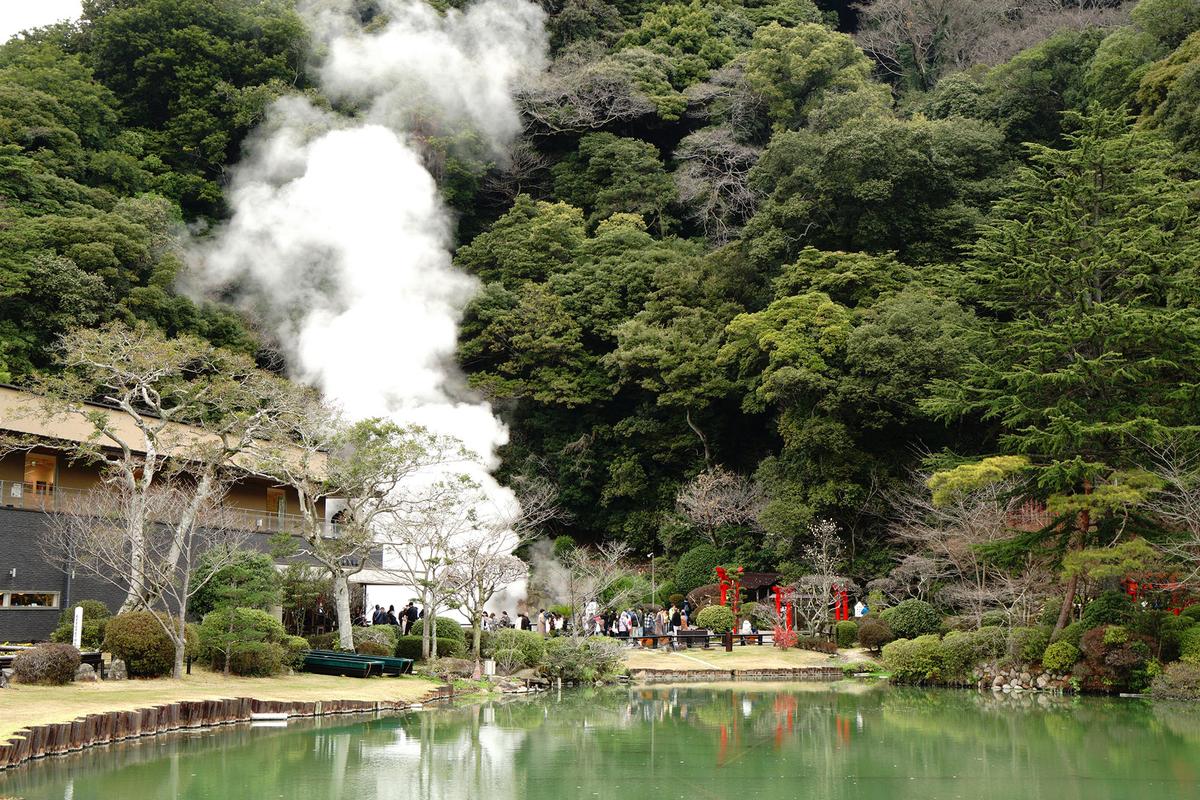 Umi Jigoku is one of Beppu's seven "hells"—springs that reach more than 212 degrees F. (Shutterstock)