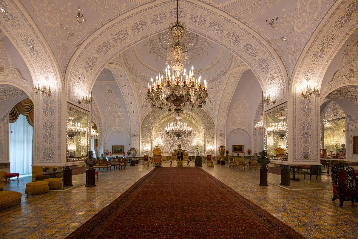 Originally built to be a museum, Salam Hall, or Reception Hall, became the site for royal ceremonies. Aside from the distinct Eastern-style arches—reminiscent of onion domes with curved sides and points—the hall features European-style stucco patterns on the walls and ceilings. The European-designed mosaics on the floor are made from traditional Persian tiles. (Altug Galip/Shutterstock)