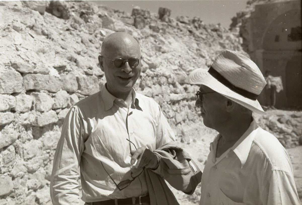 William F. Albright (L), at an archaeological site. (<a href="https://commons.wikimedia.org/wiki/File:Beersheba_(997008136261605171).jpg">Benno Rothenberg/Meitar Collection/National Library of Israel/The Pritzker Family National Photography Collection</a>/<a href="https://creativecommons.org/licenses/by/4.0/deed.en">CC BY 4.0</a>)