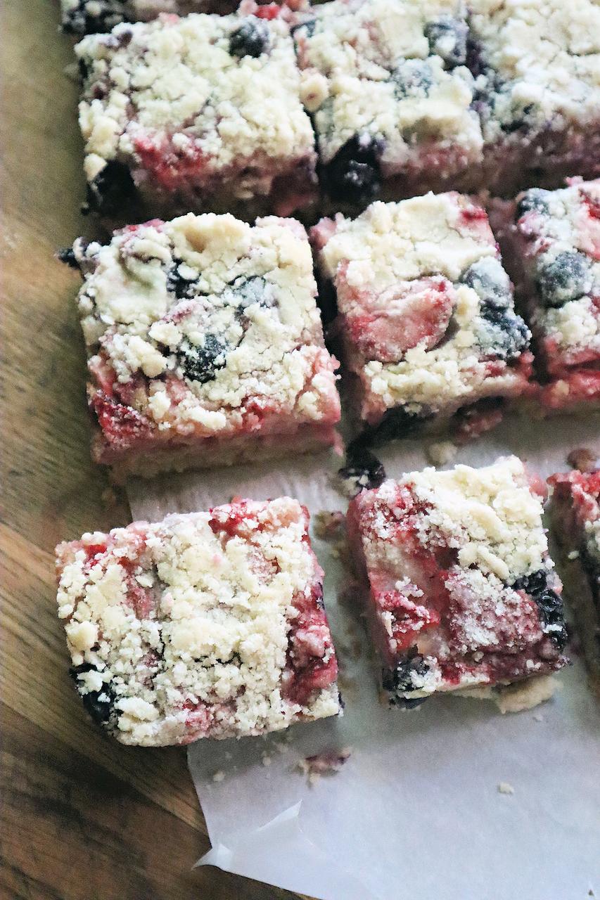 These crumbly summer berry bars are filled with a mix of strawberries and blueberries. (Gretchen McKay/The Pittsburgh Post-Gazette/TNS)