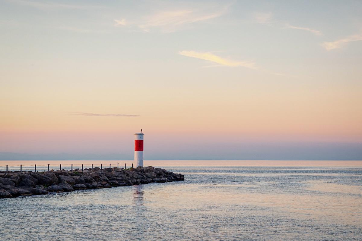 Lake Ontario has 53 lighthouses along its shoreline. (Kvitka Nastroyu/Shutterstock)