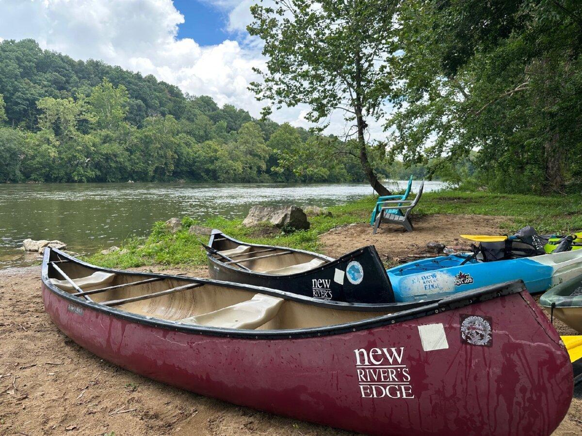 Kayaking and canoeing on the New River near Pembroke, Virginia, can be part of a quiet getaway at New Mountain Lodge. (Photo courtesy of Candyce H. Stapen)