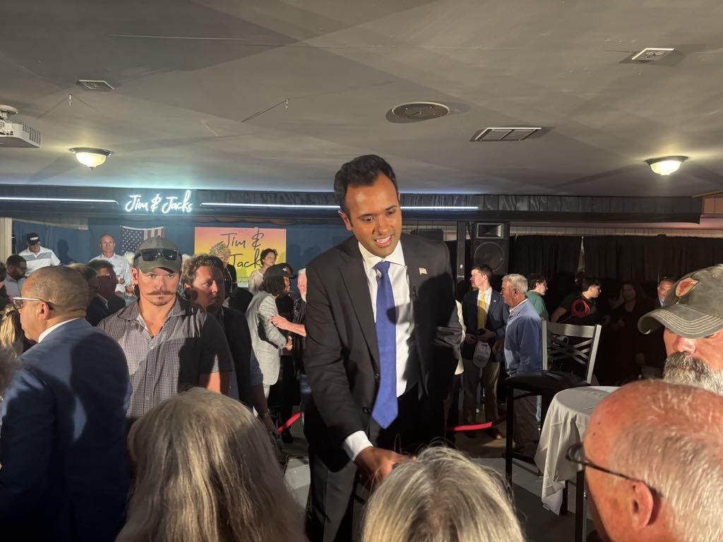 Ohio Republican gubernatorial candidate Vivek Ramaswamy greets guests at a town hall in Cincinnati on Aug. 4, 2025. (Jeff Louderback/Epoch Times)