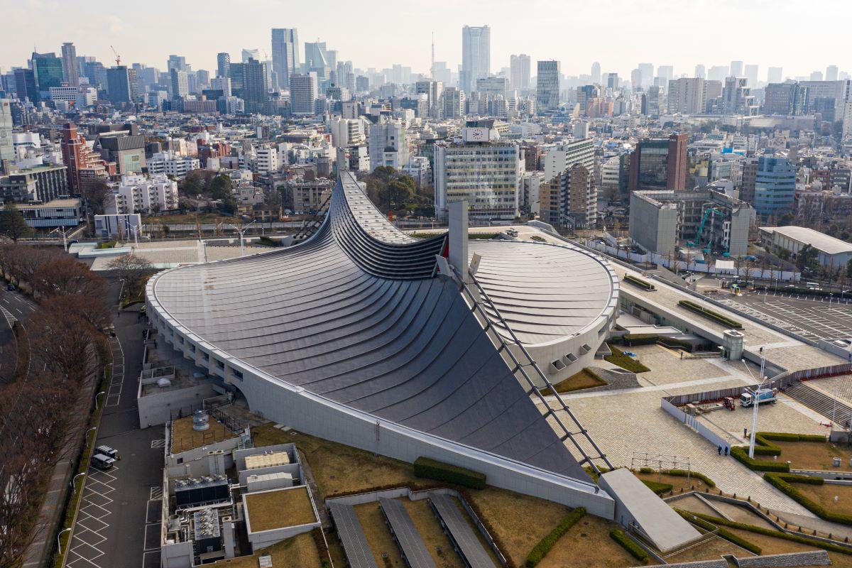 Yoyogi National Gymnasium, designed by Kenzo Tange. <a href="https://commons.wikimedia.org/wiki/User:Arne_M%C3%BCseler">(Arne Müseler</a>/<a href="https://creativecommons.org/licenses/by-sa/3.0/de/deed.en">CC BY-SA 3.0 de</a>)