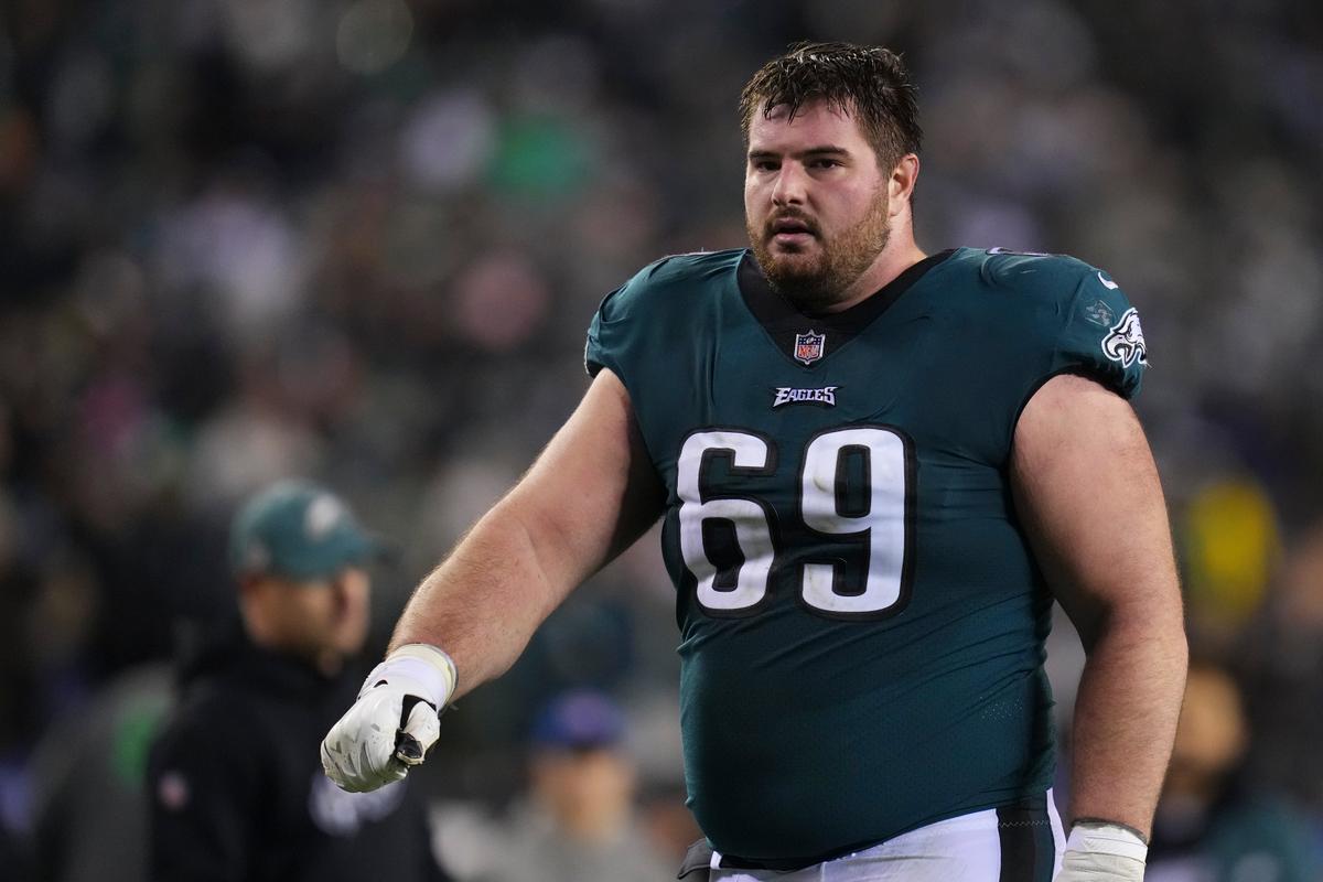 Eagles’ Landon Dickerson Delivers Beers With O-Line At Joint Practice With Browns