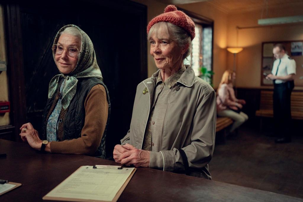 Elizabeth Best (Helen Mirren, L) and Joyce Meadowcroft (Celia Imrie), in “The Thursday Murder Club.”. (Netflix)